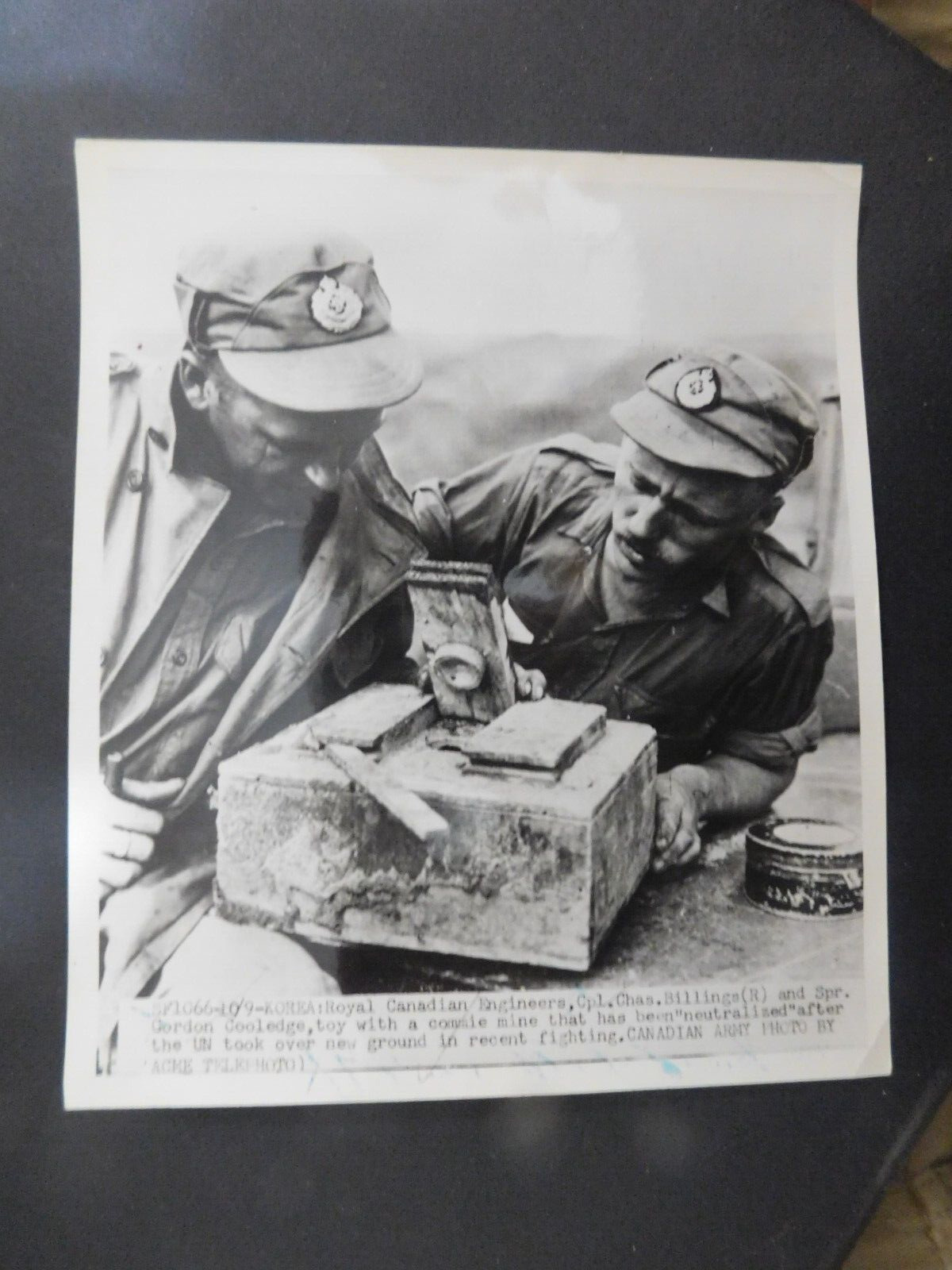 1951 KOREAN WAR ACME PRESS PHOTO ROYAL CANADIAN ENGINEERS DISABLED MINE 8 1/2X7