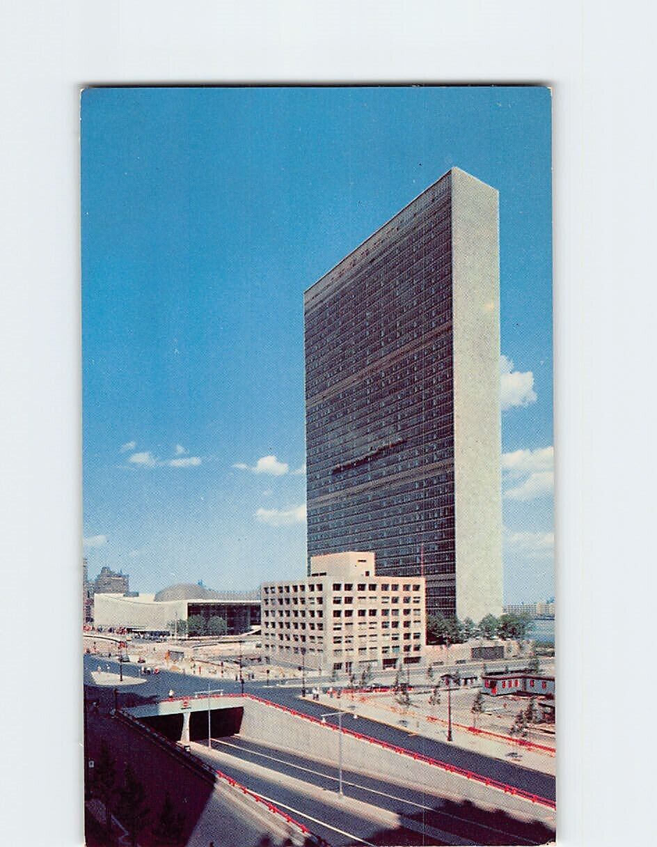 Postcard A view of the United Nations Headquarters looking north, New York