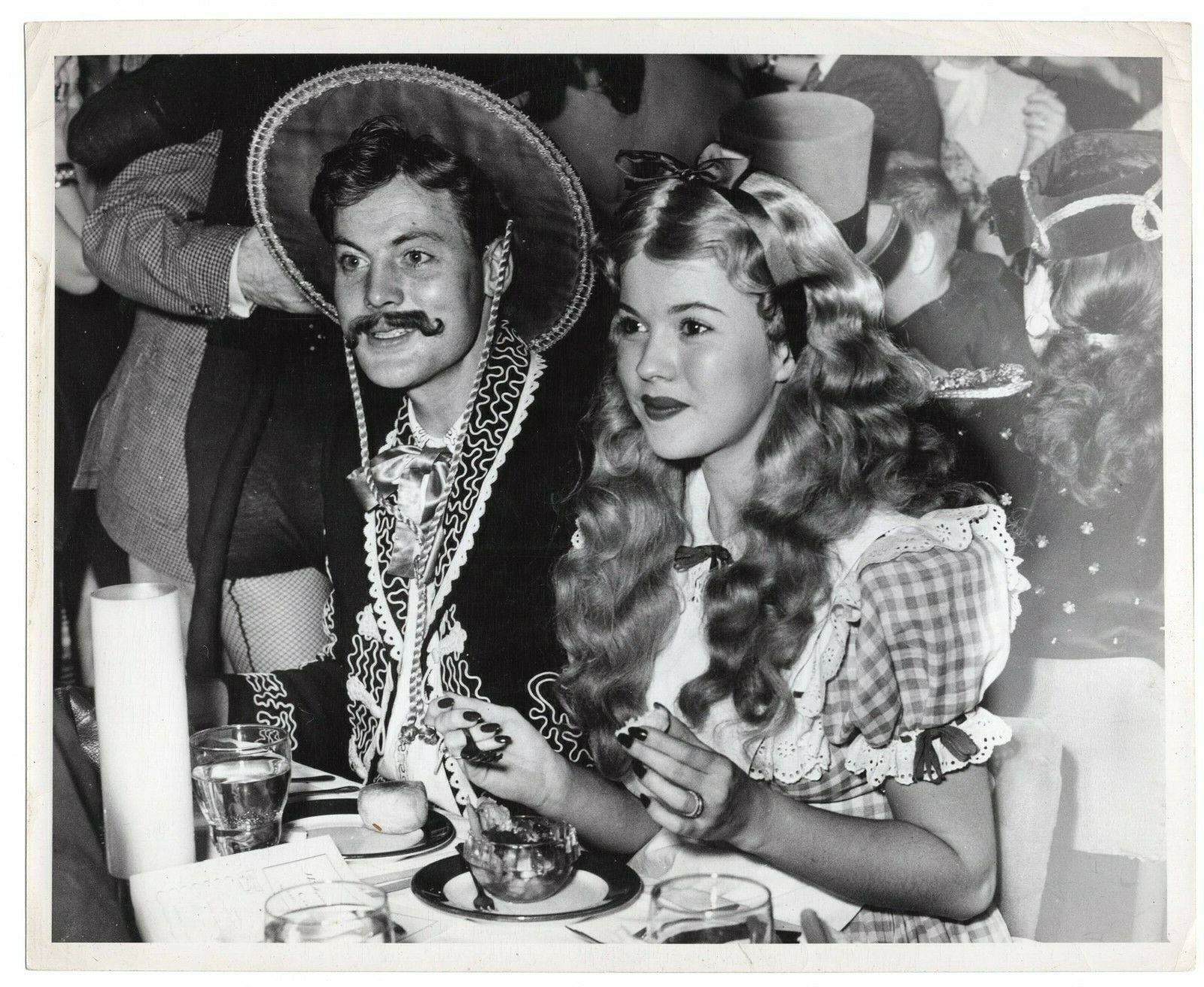 SHIRLEY TEMPLE + HUSBAND JOHN AGAR DINNER STAN DVORAK 1950s ORIG PHOTO 401