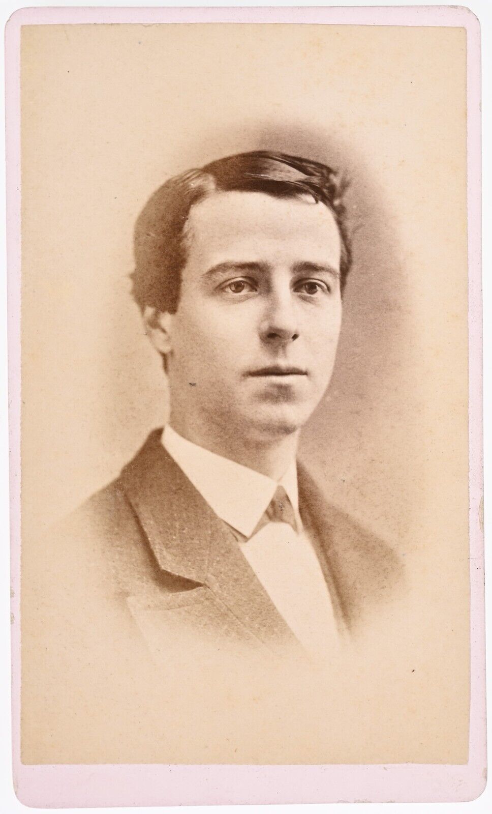 ANTIQUE CDV C. 1880s J.G. ELLINWOOD HANDSOME YOUNG MAN IN SUIT MANCHESTER N.H.