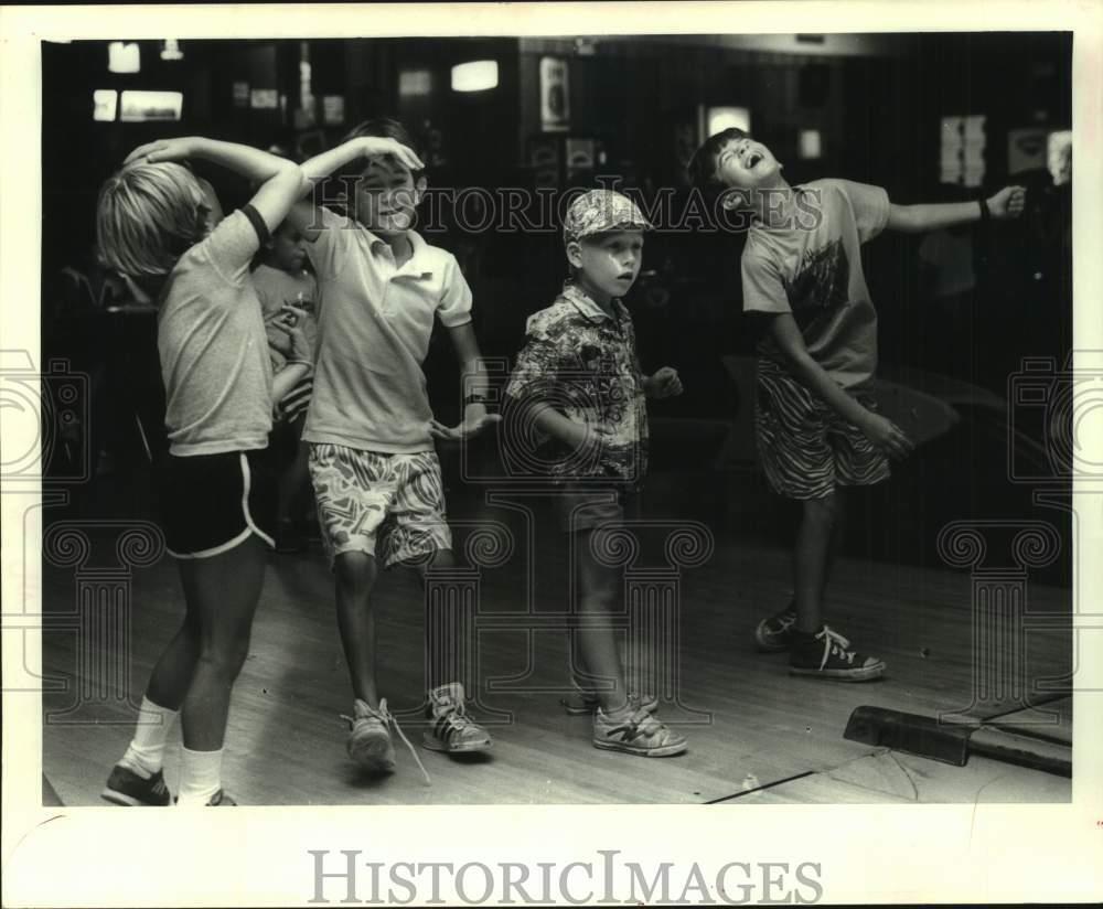 1986 Press Photo Youngsters at Peanut Bowling Camp in Mid City Bowling Lanes