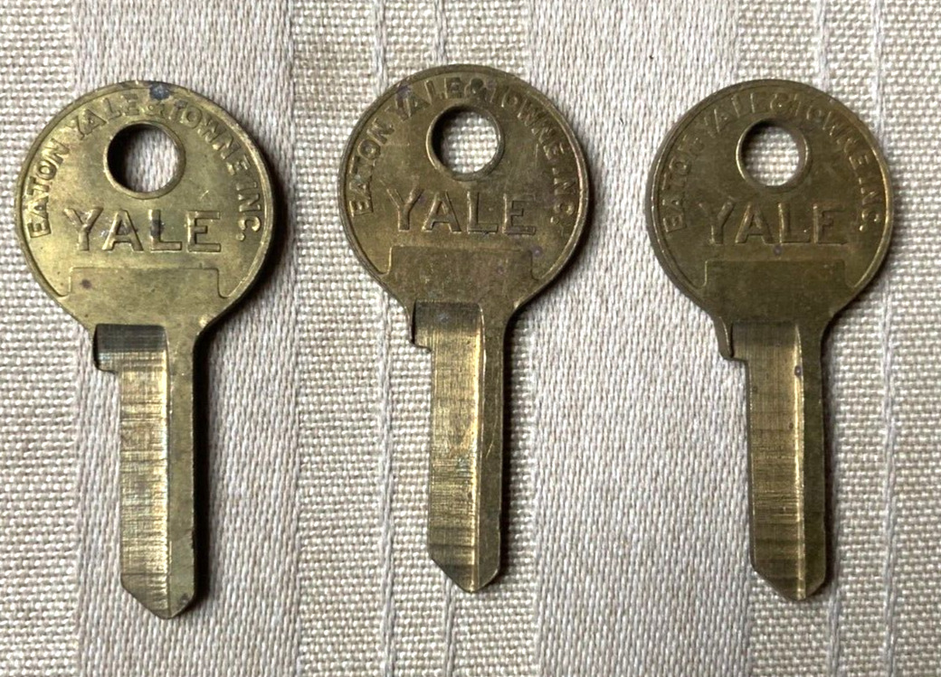Vintage Eaton Yale & Towne INC. Uncut Brass Round Head Keys  1 1/2\