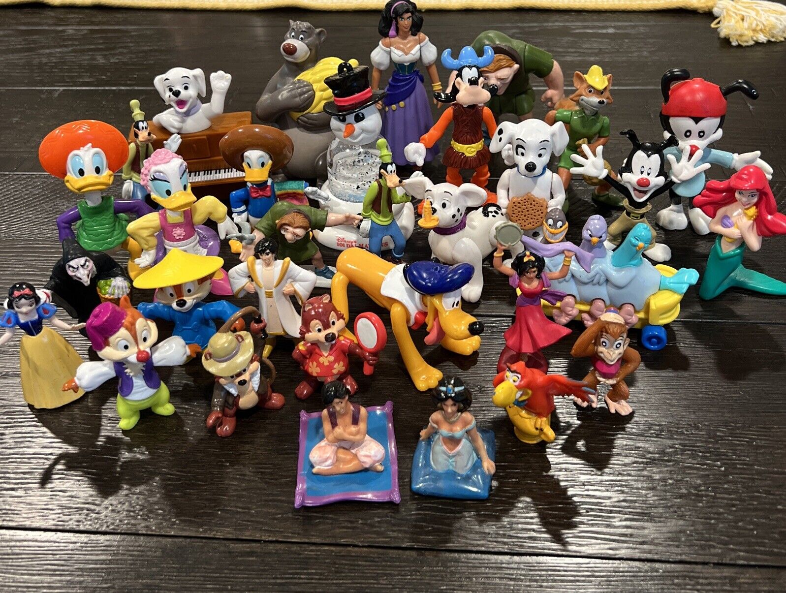 VINTAGE DISNEY FIGURES - LOT OF 32 MIXED MOVIE CARTOON CHARACTERS - RARE