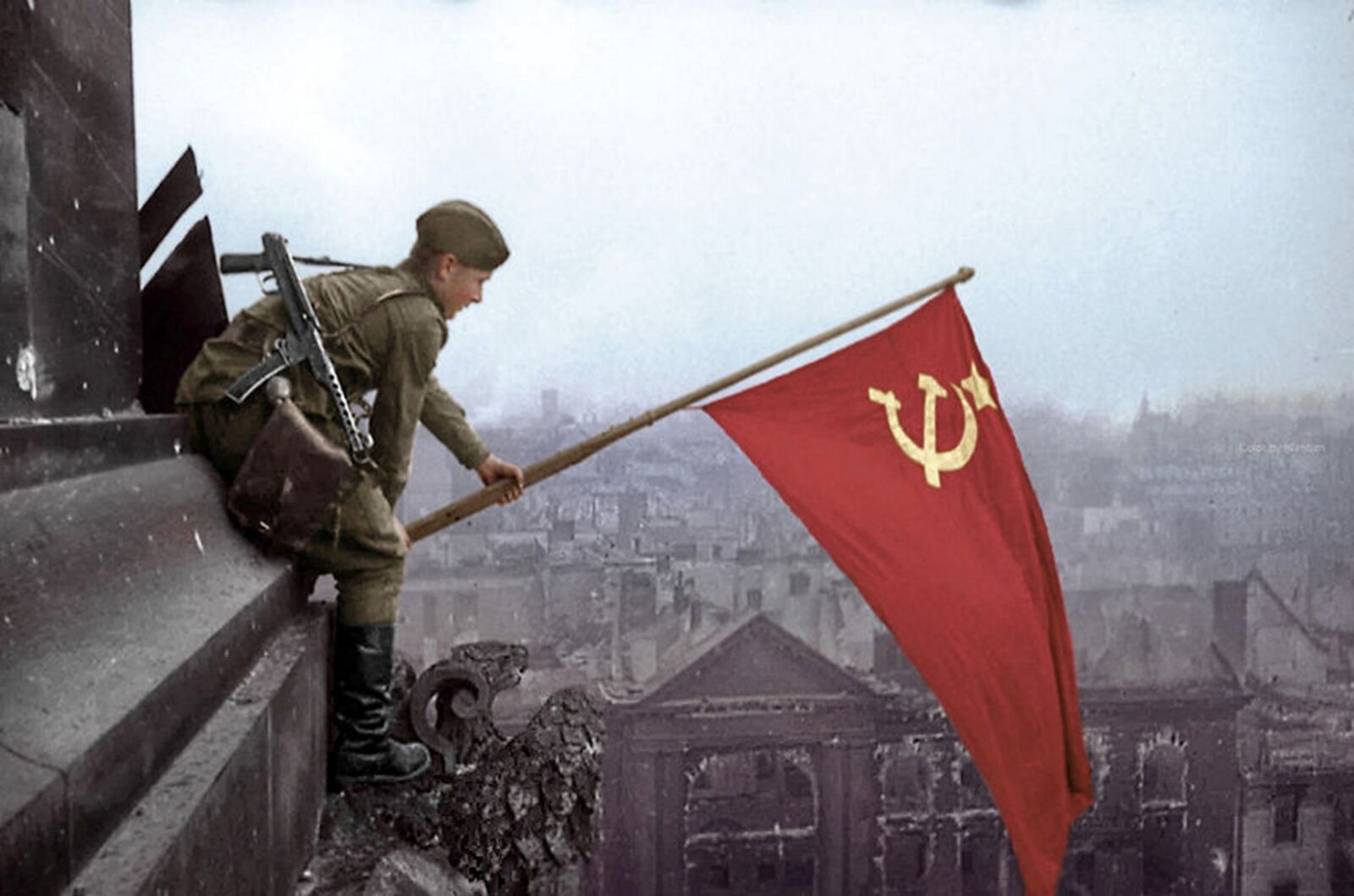 1945 Soldier Waves A Soviet Flag Over Berlin Photo (161-o )