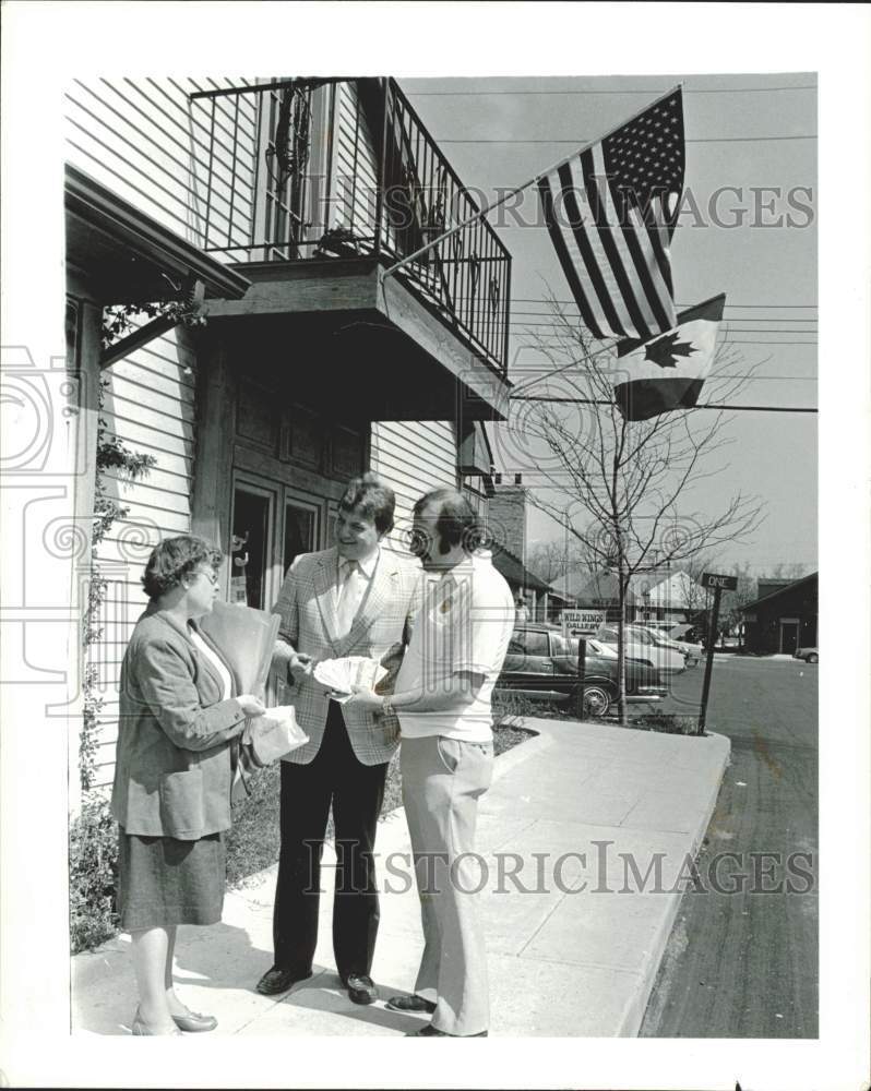1983 Press Photo Canadian Woman Welcomed to Mayflower Hotel, Plymouth, Michigan