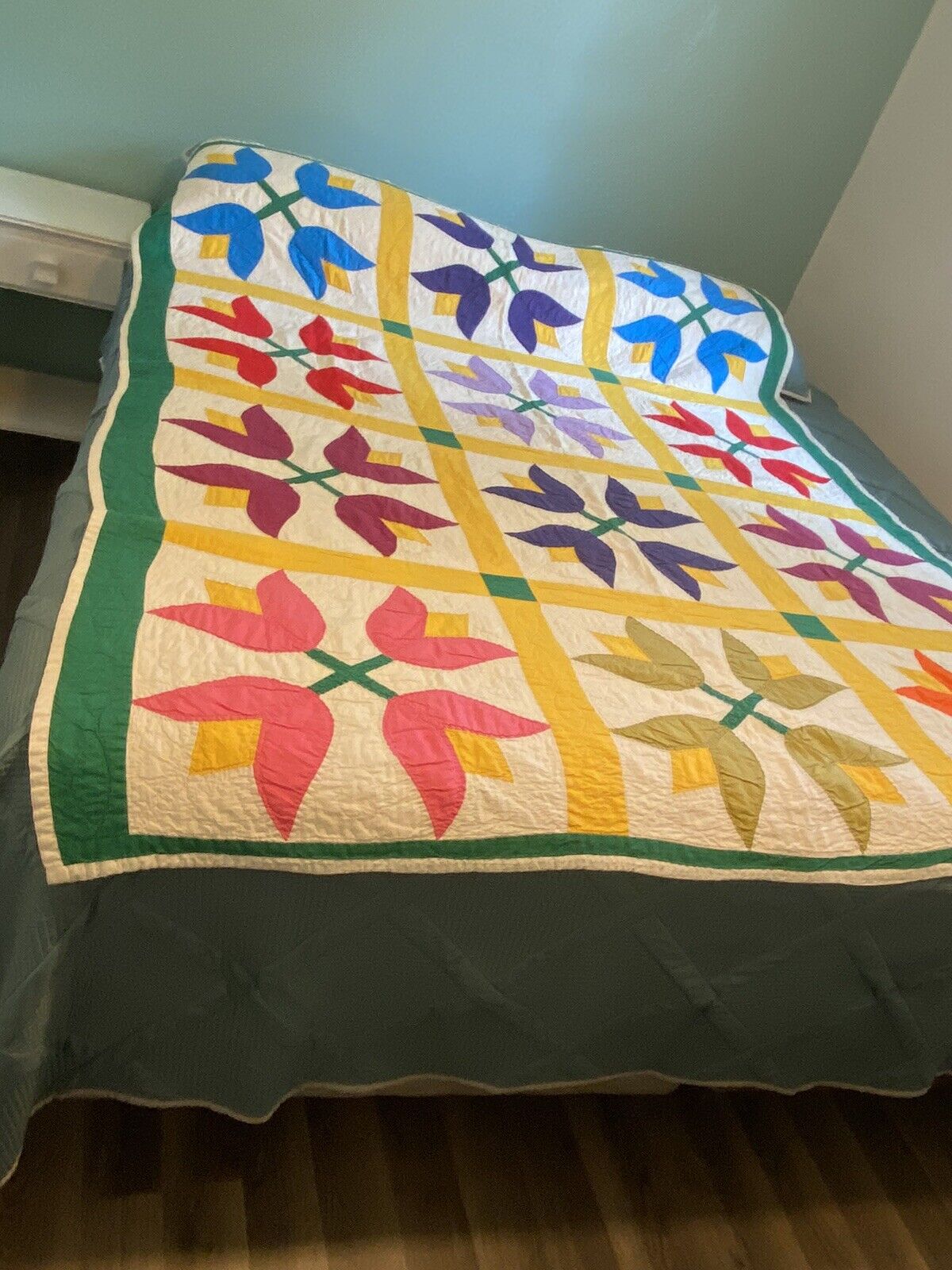 HAND QUILTED-APPLIQUÉ QUILT “ANTIQUE” ABSOLUTELY GORGEOUS. TULIPS