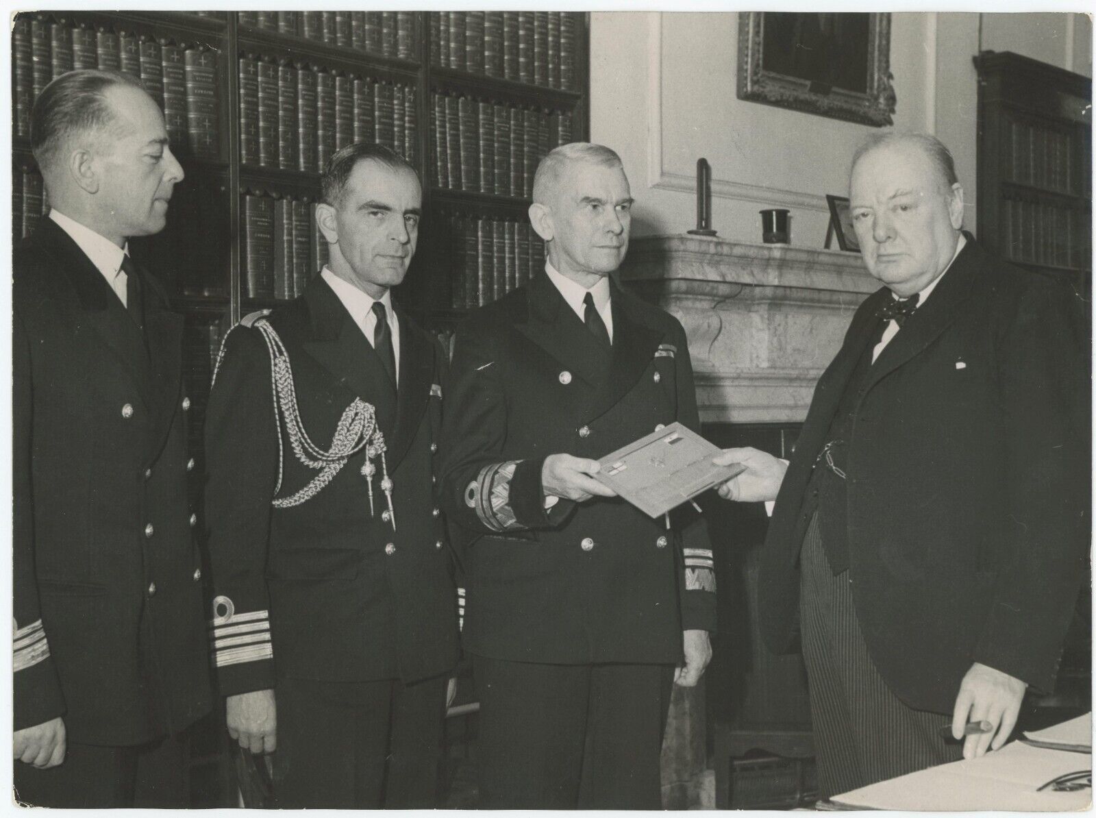 2 November 1943 press photo of Churchill with Polish Navy representatives