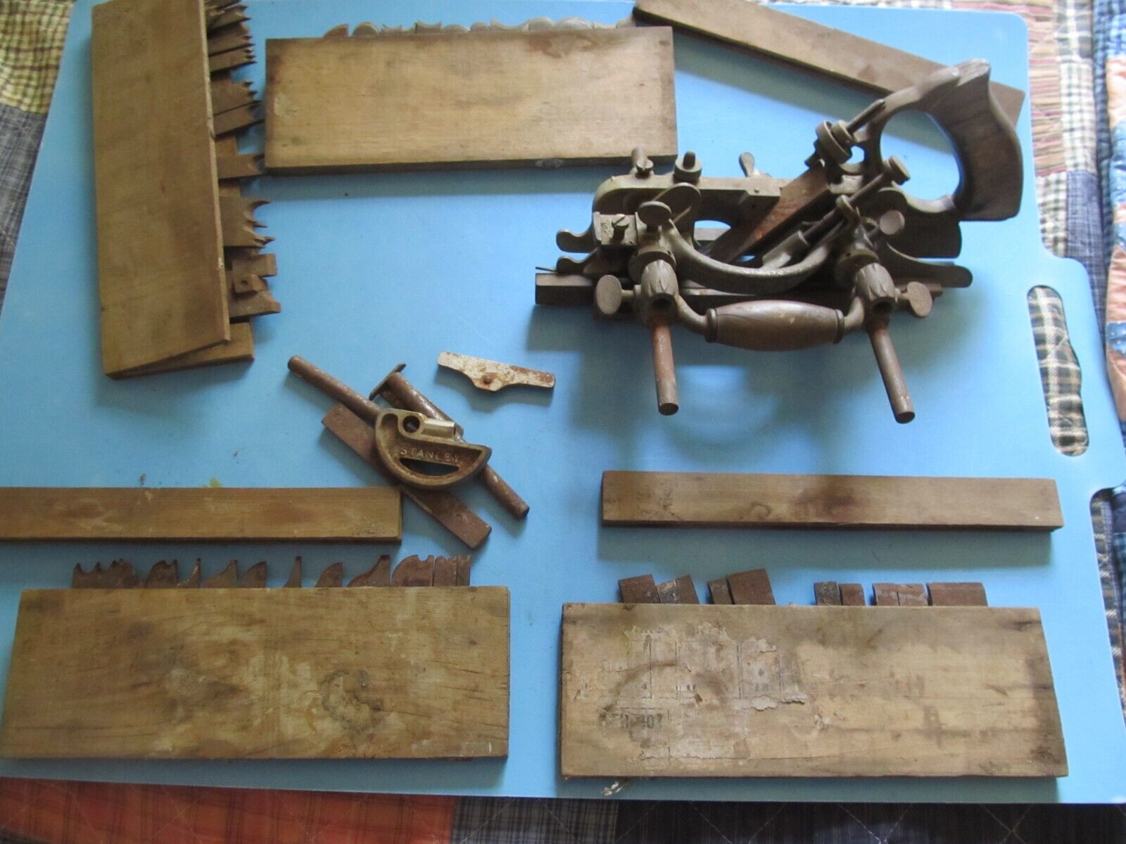 ANTIQUE STANLEY WOOD PLANE NO 55 WITH 4 BOXES CUTTERS