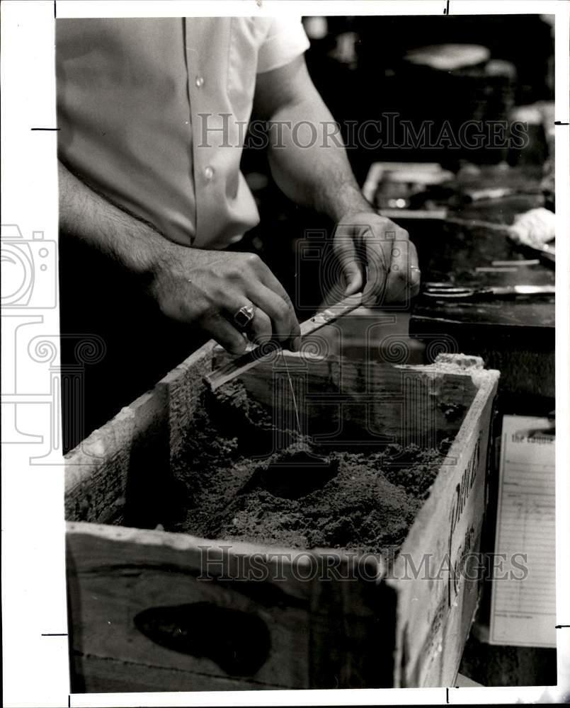 1971 Press Photo Demonstration of candle making process. - hpa01588
