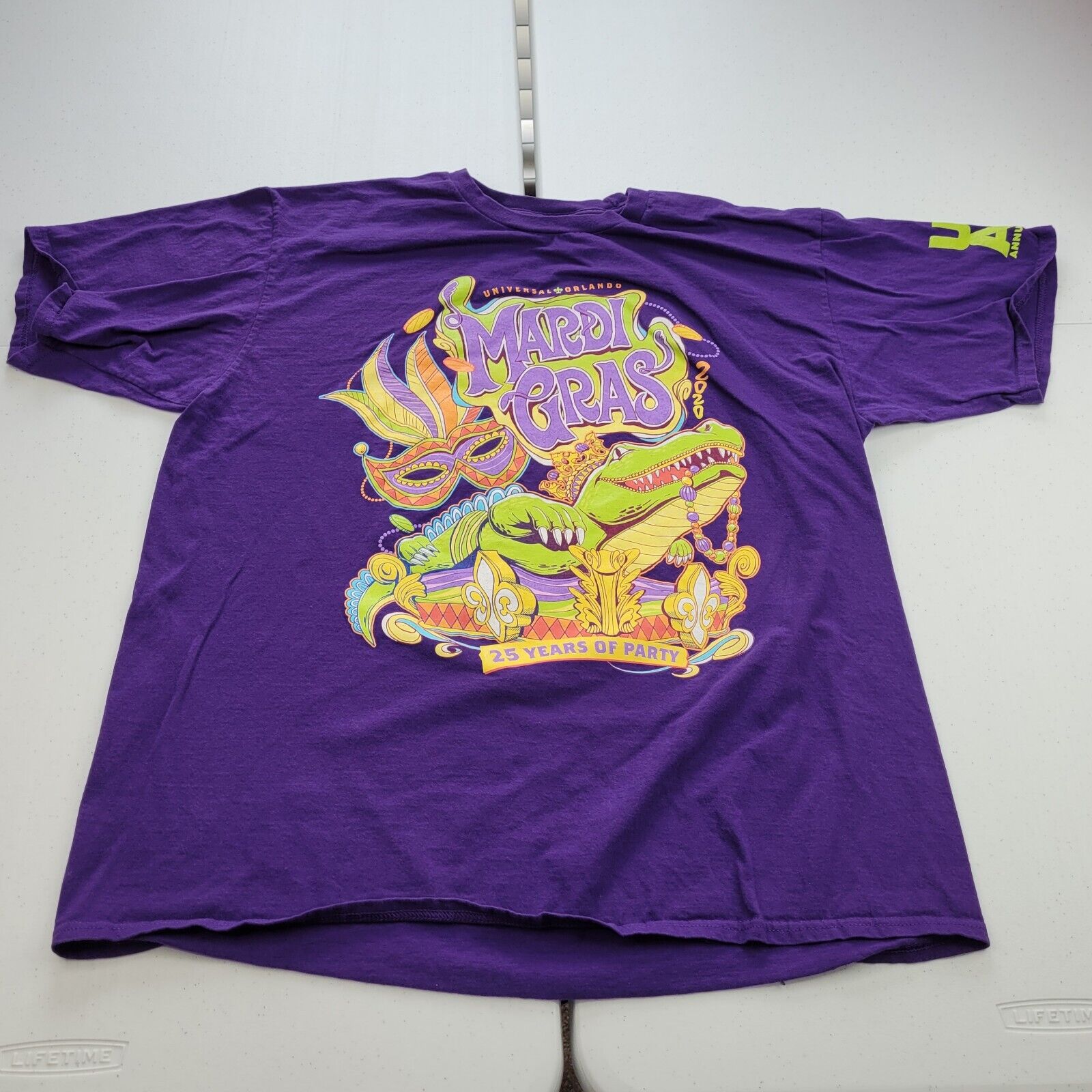 UOAP Universal Studios Parks 2020 Mardi Gras Purple King Gator Men’s Shirt XL