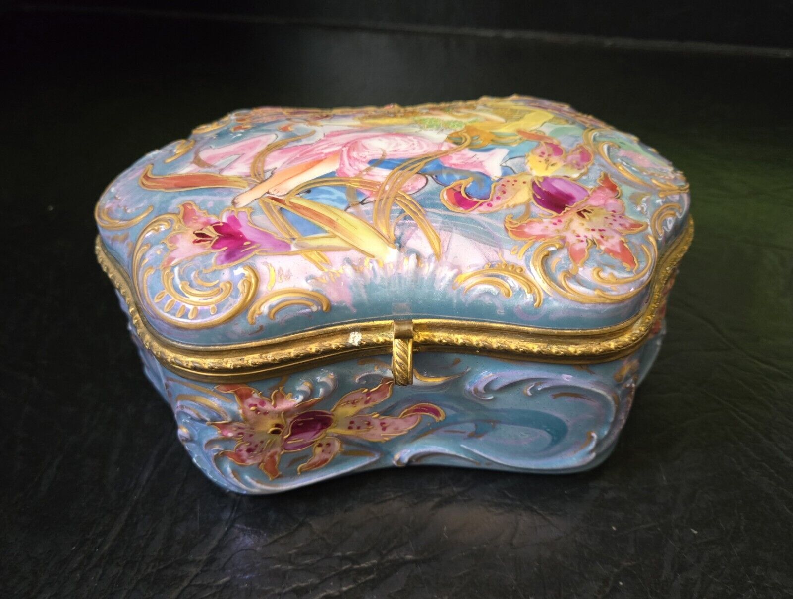 Vintage Large Porcelain Trinket Vanity Box Pink and Blue 8