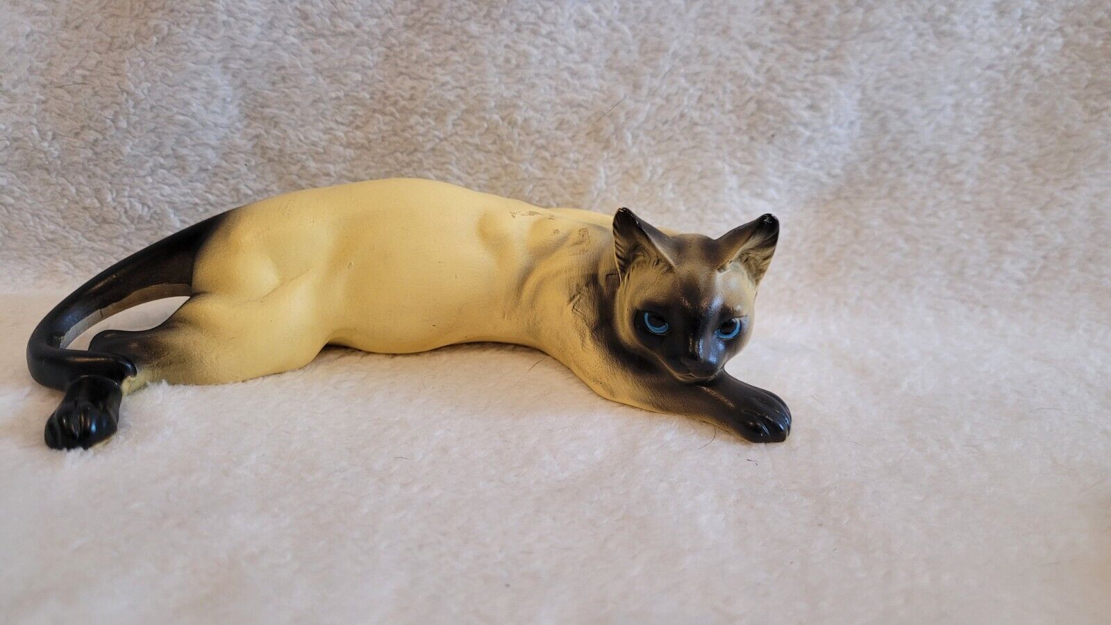 Vintage Siamese Cat  Bisque Ceramic Figurine Laying Down Blue Eyes Japan 7\