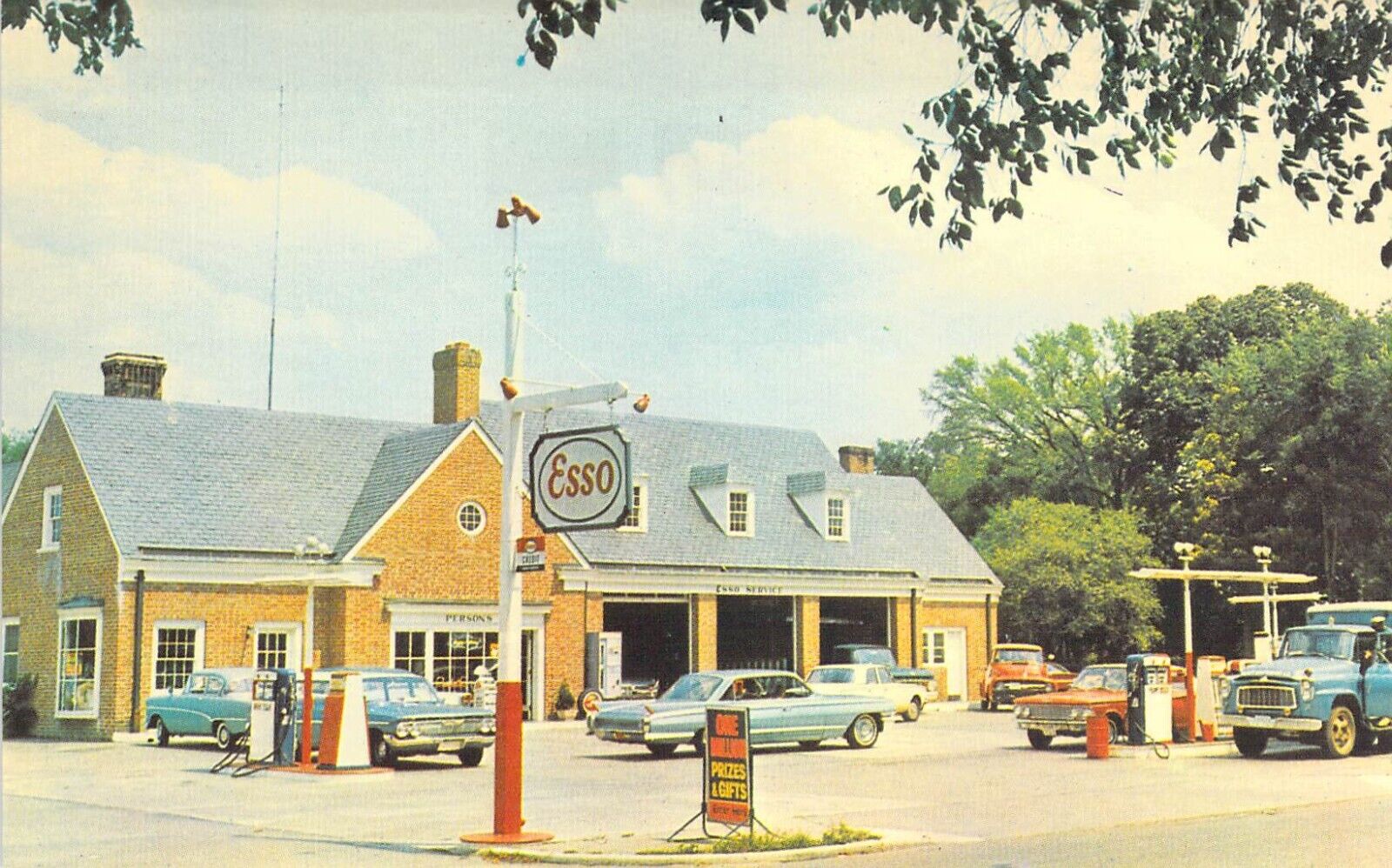 1964 VA Williamsburg Persons Colonial Esso Gas Station Mint postcard A76