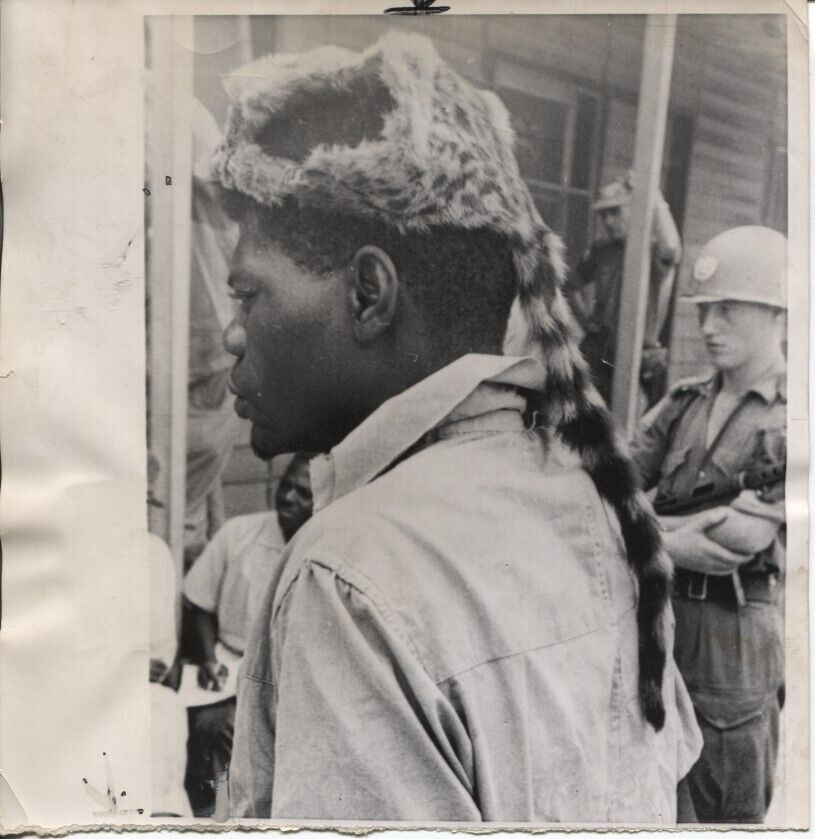 1961 Press Photo Congo Native Wearing Fur Hat Coon-Skin Hat Davy Crockett