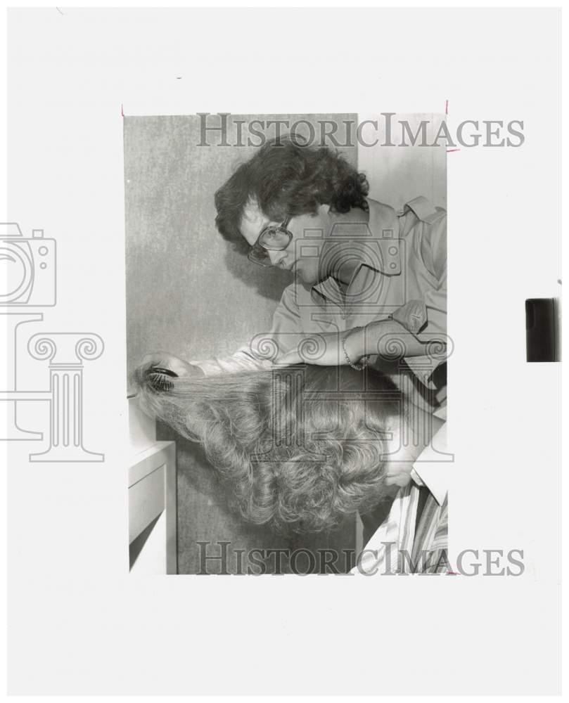 1977 Press Photo Hair Stylist Brushing Woman\'s Curly Hairstyle - hpa16327