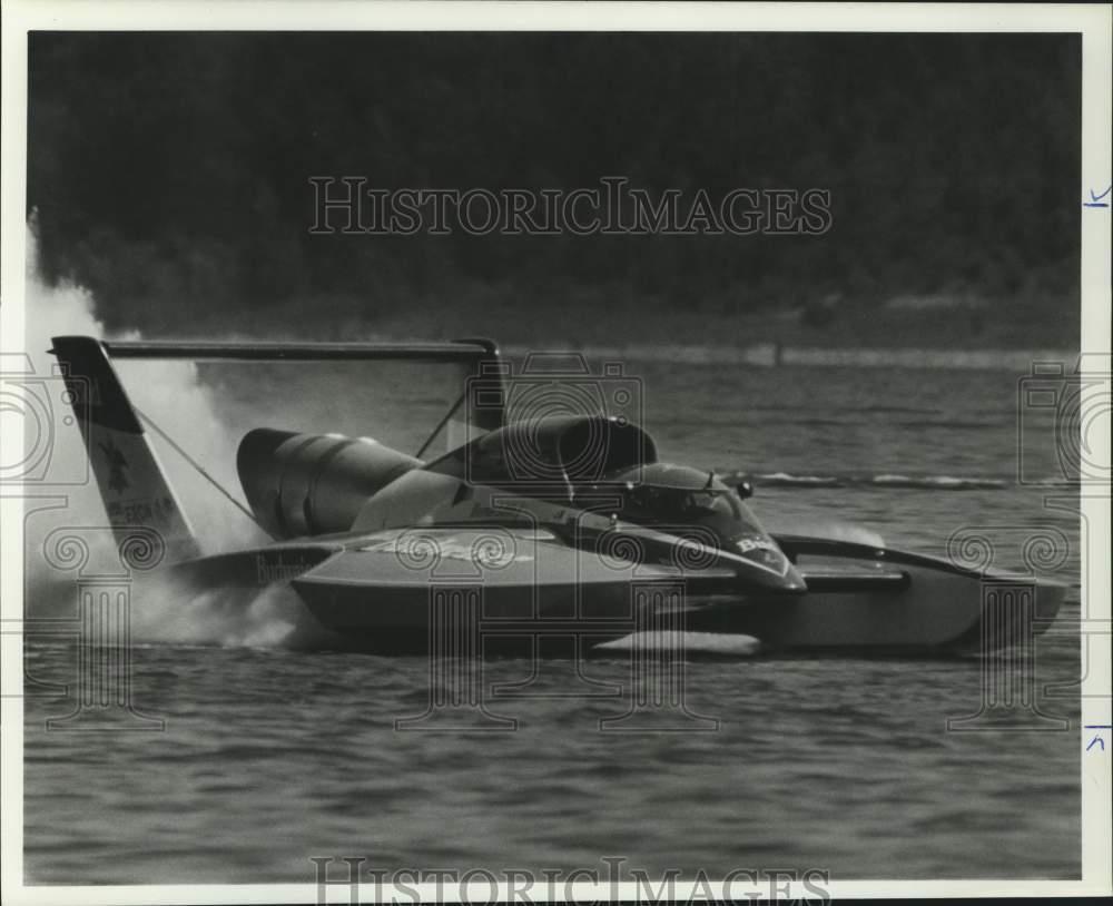 1988 Press Photo Budweiser Unlimited Hydroplane at Onondaga Lake Park Race