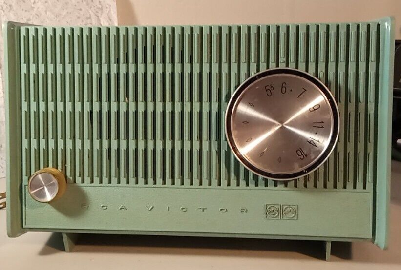 VINTAGE (1950`S) RCA VICTOR TUBE RADIO MODEL 4-RA-15