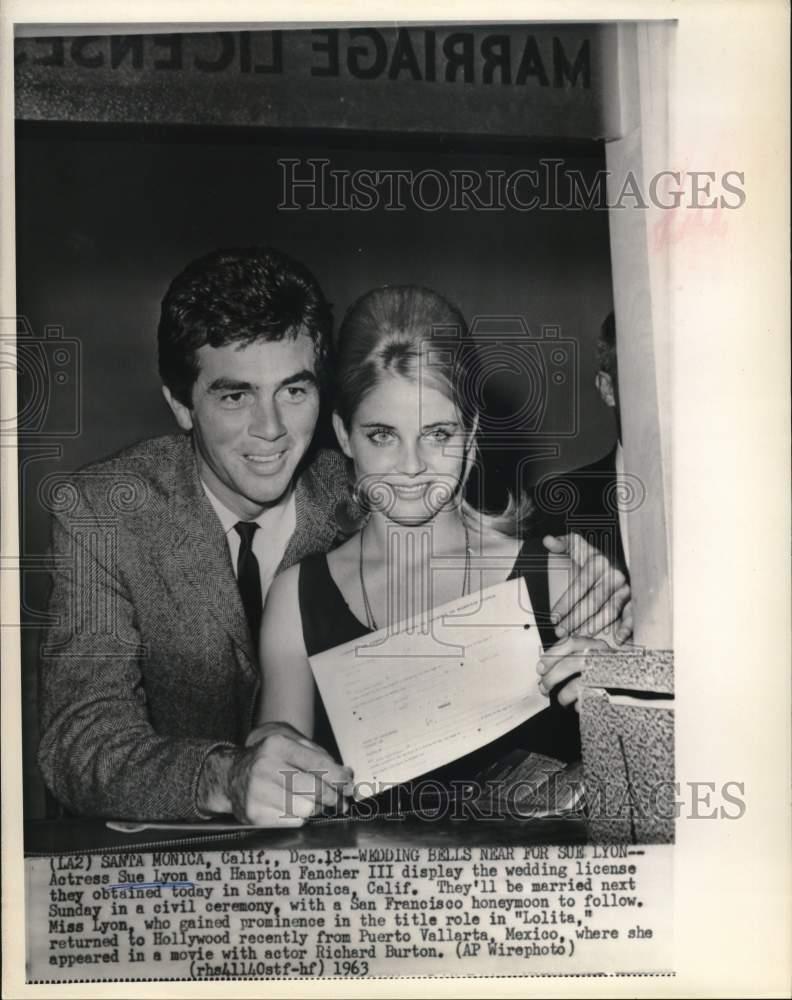 1963 Press Photo Actress Sue Lyon and Hampton Fancher display CA wedding permit