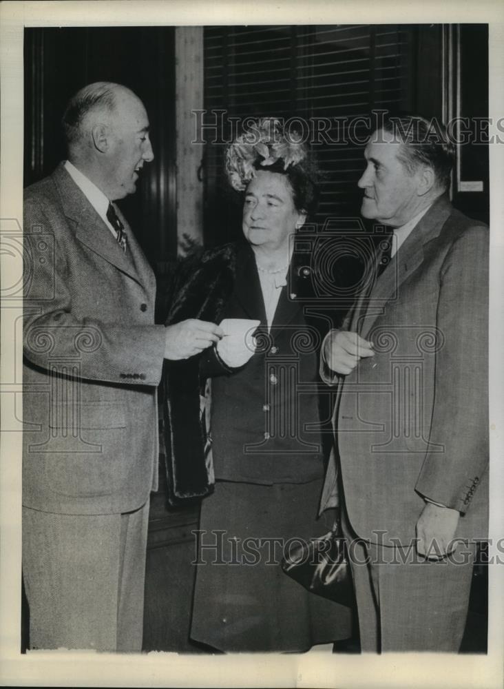 1943 Press Photo Mr. and Mrs. Joe McCarthy welcomed by Mayor Joseph Kelly