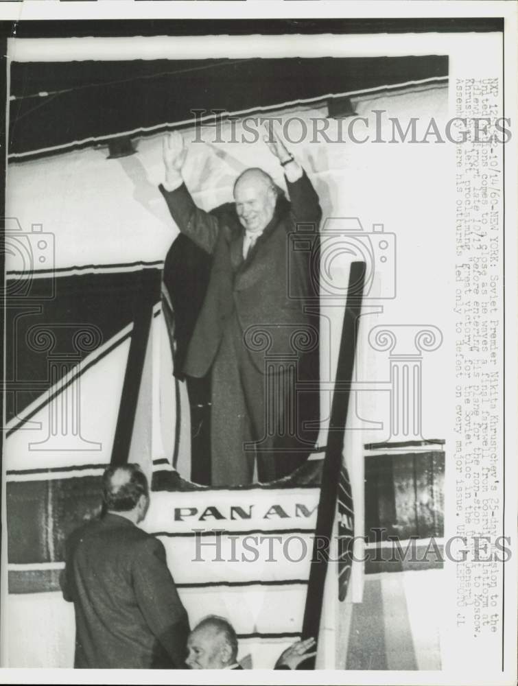 1960 Press Photo Premier Khrushchev waves a farewell at Idlewild Airport, NY