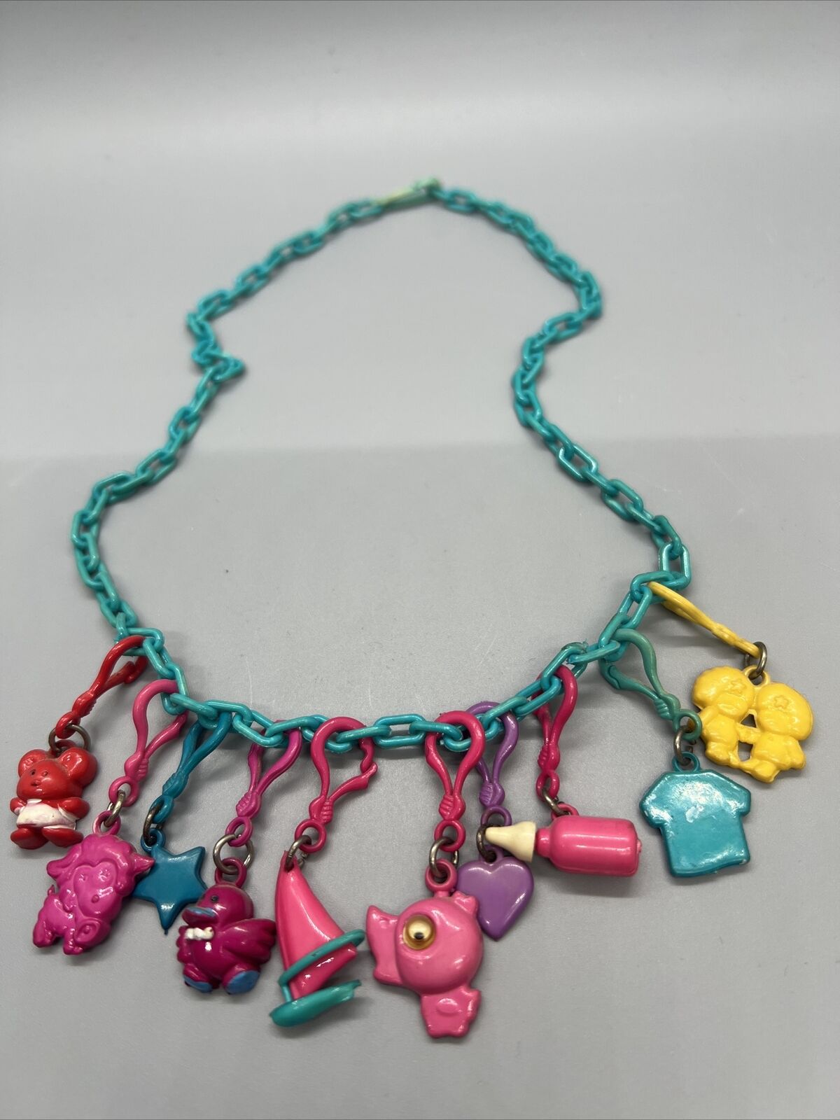 1980\'s VINTAGE TEAL RETRO COLLECTIBLE PLASTIC CHARM NECKLACE 10 CHARMS 18\