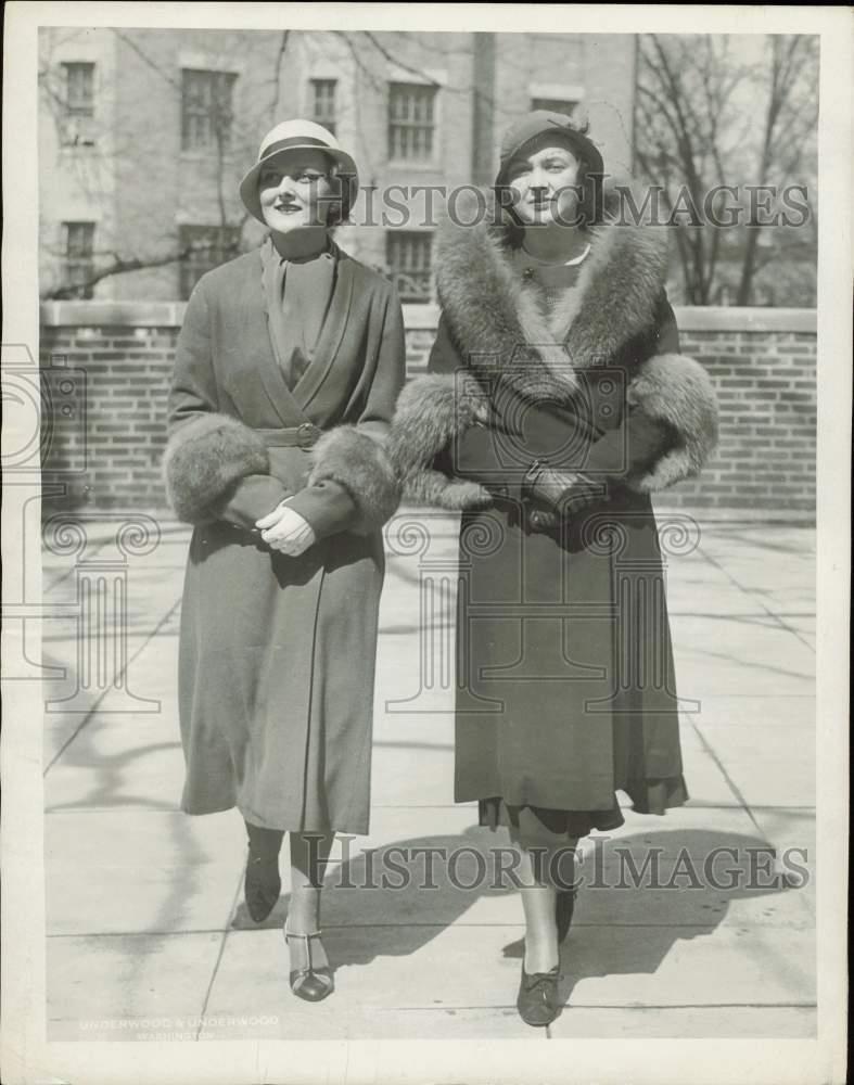 1932 Press Photo Elizabeth Vandenberg, Guest Marie Smith on Easter Stroll, DC
