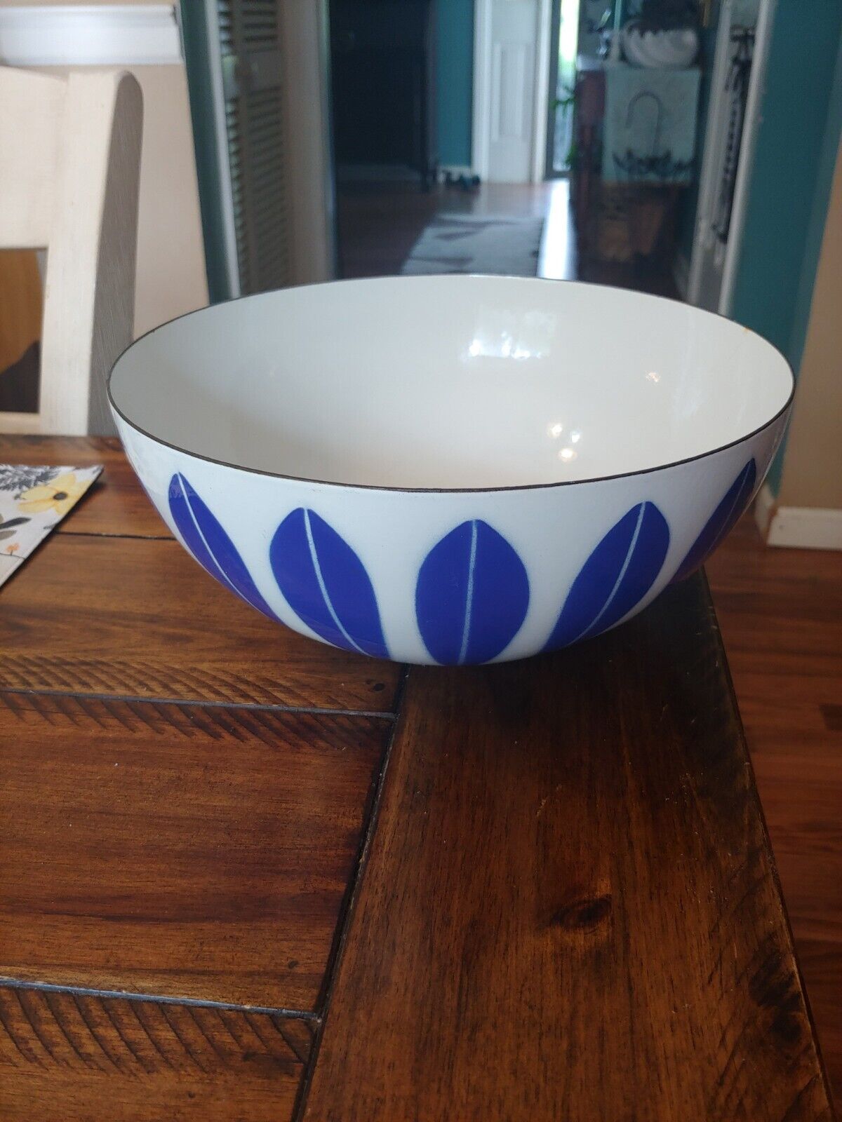 vintage catherine holm bowl Blue pattern on white, minor scratches,1 small chip 