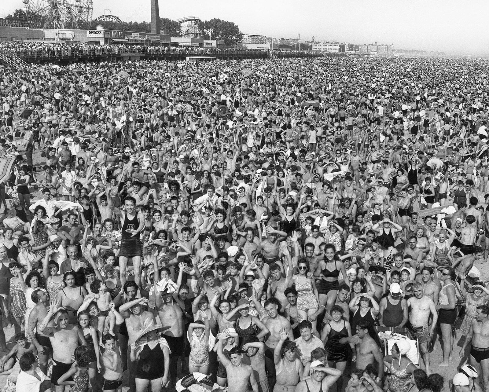 1940 CONEY ISLAND BEACH CROWD Photo  (219-N)