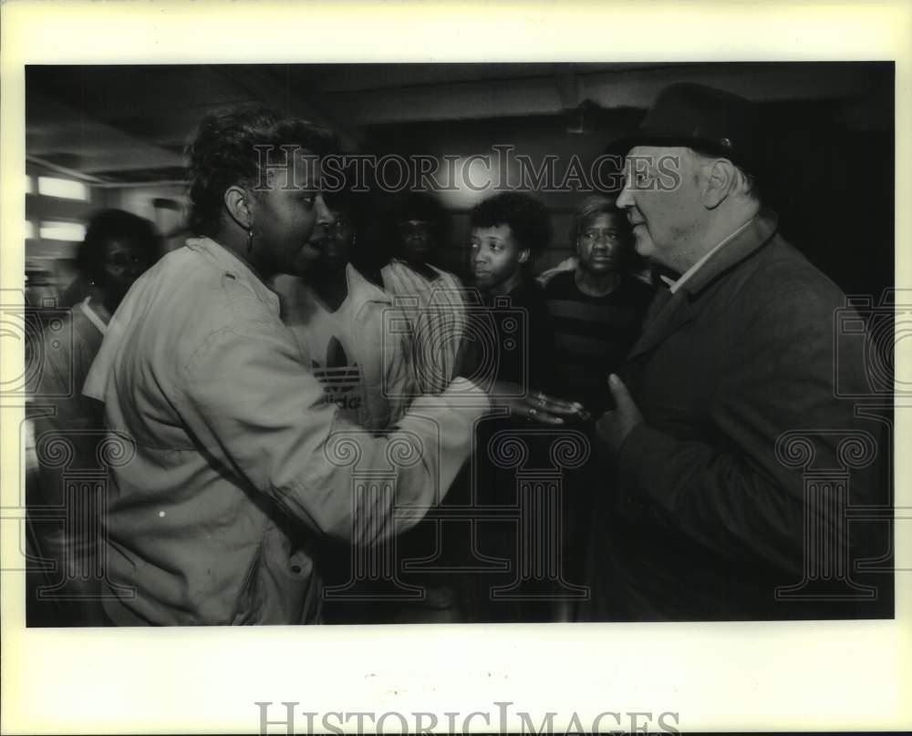 1990 Press Photo Plaquemines Parish president Luke Petrovich talks with resident