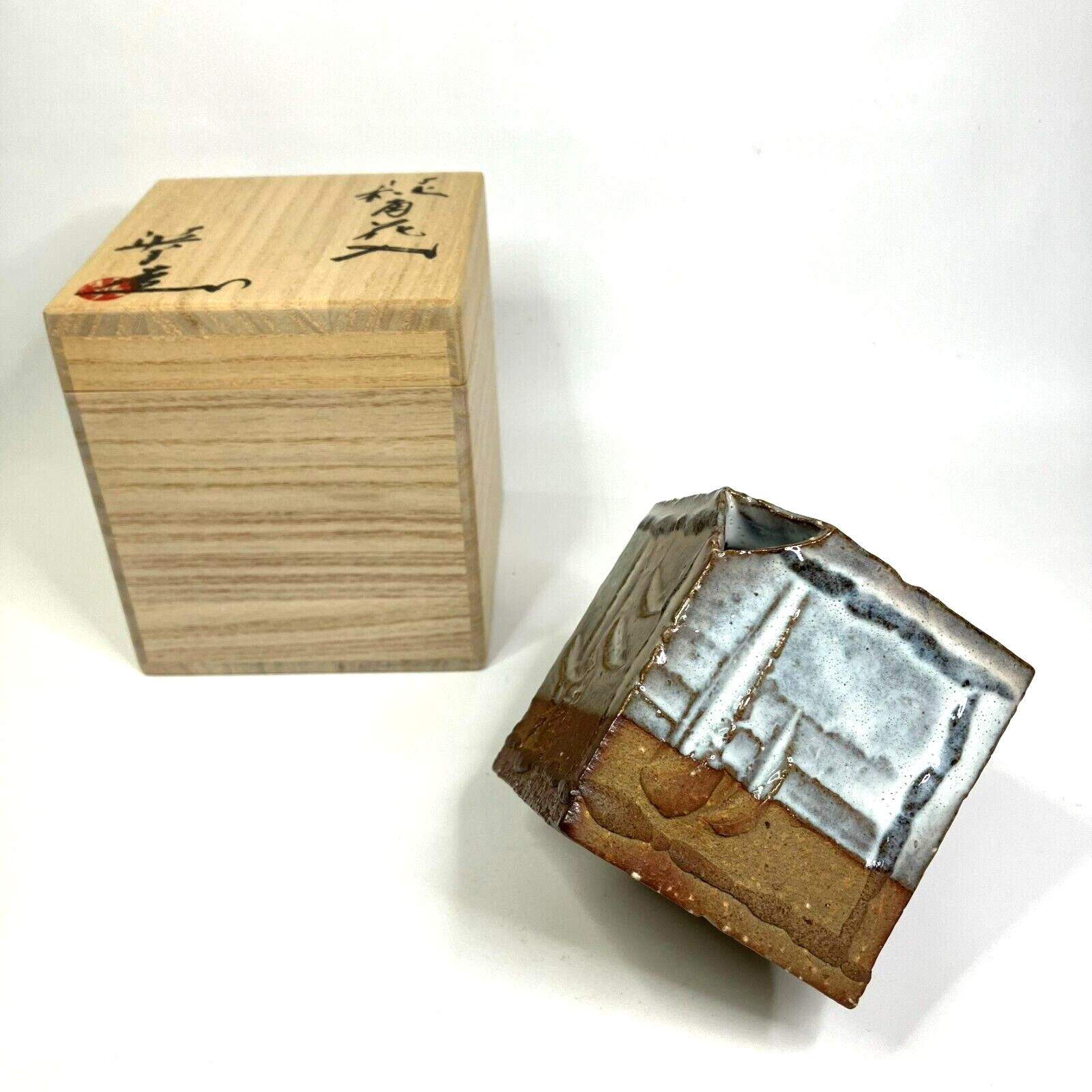 Japanese Hagi-ware Bud Vase Corner-Standing Cube by Hideo Hadano Shigetsu Kiln