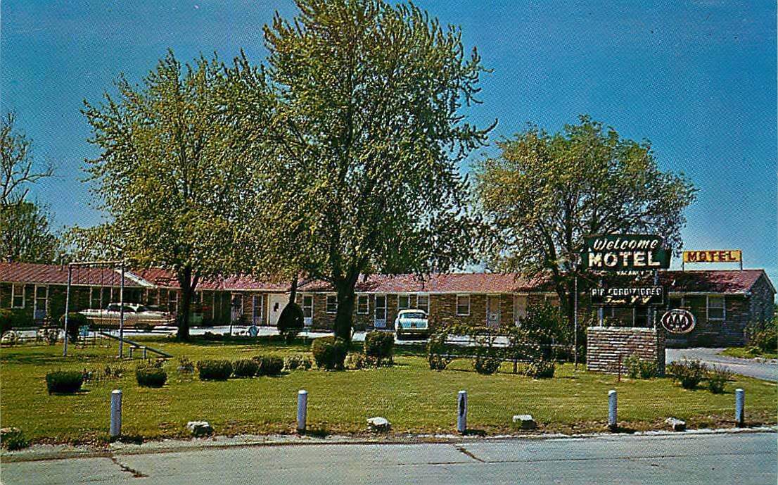Roadside Postcard Welcome Motel, Macon, Missouri - ca 1950s - H C Bennett