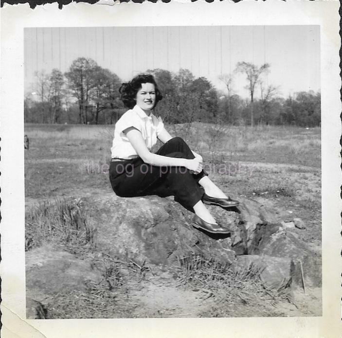 1940'S GIRL Vintage FOUND PHOTOGRAPH bw PRETTY WOMAN Original JD 19 39 H