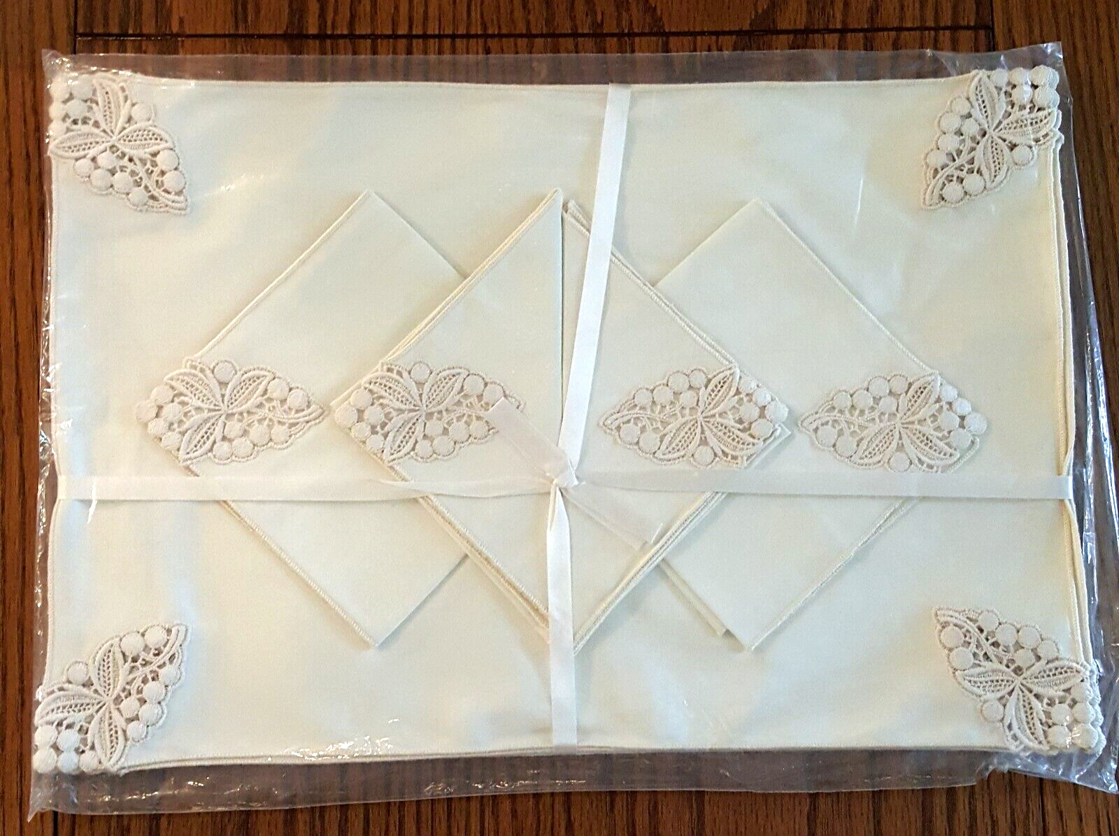 VTG Elegant Set of Embroidered Placemats and Napkins Ecru Beige Set of 4 NEW