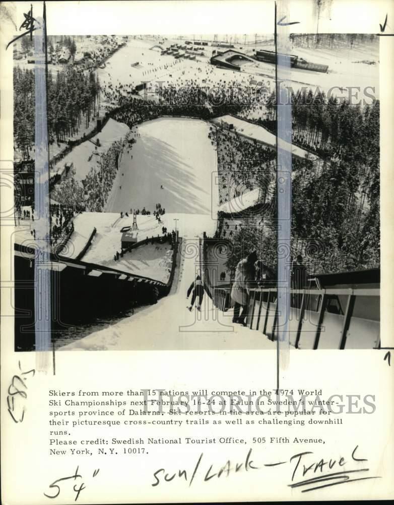 1973 Press Photo Skier slides down jumping hill, Falun, Dalarna, Sweden