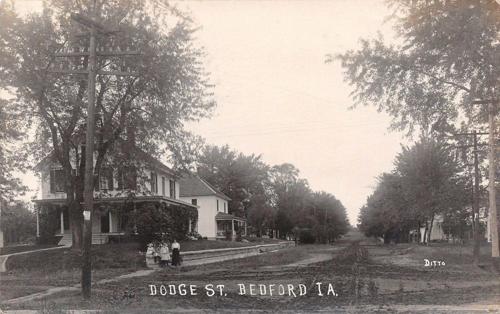 Bedford Iowa~Homes on Dodge Street~Girls Perch on Retaining Wall~1915 RPPC