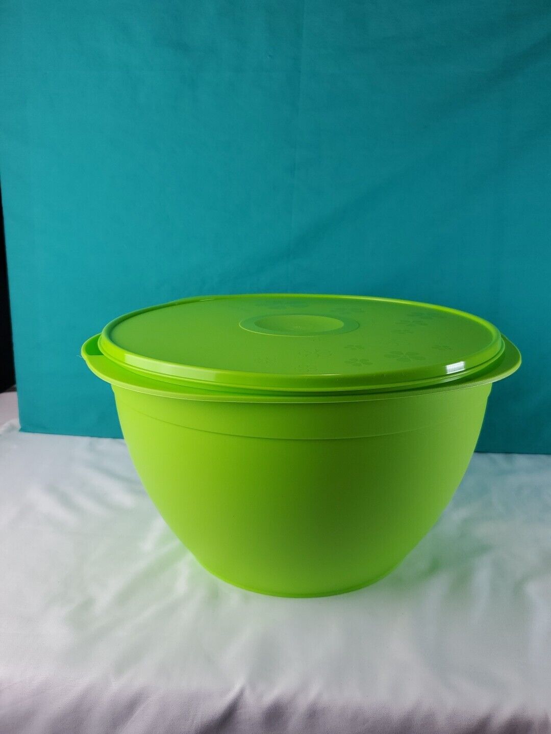 New Tupperware Large Maxi Bowl 40 Cups Legacy Mixing Bowl Lime Green Sale New 