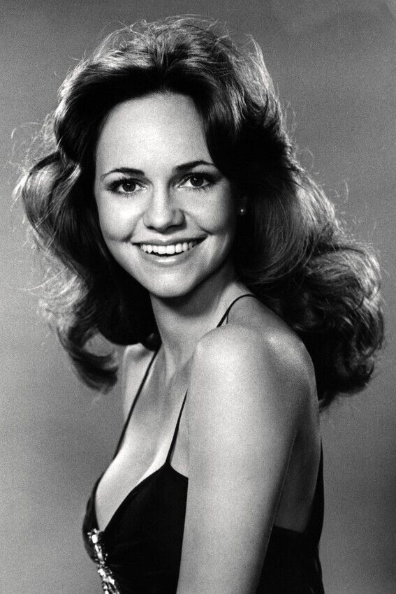SALLY FIELD BEAUTIFUL 1970\'S SMILING GLAMOUR STUDIO POSE 24x36 inch Poster