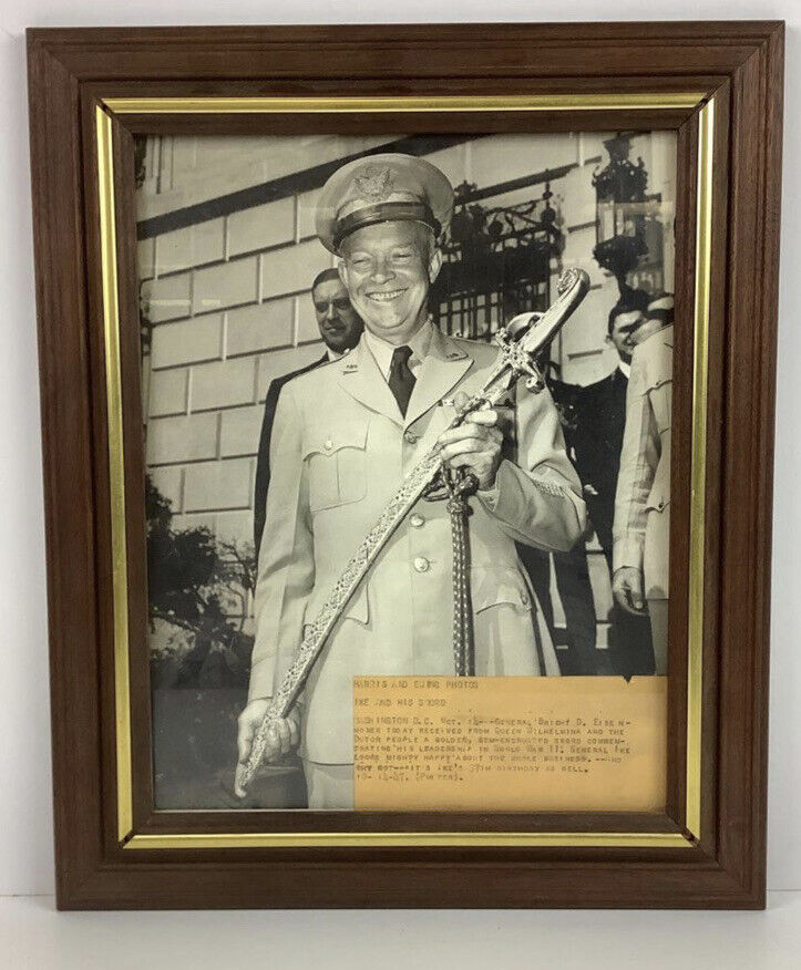 RARE Harris & Ewing 1947 Photo Of General Dwight Eisenhower In Uniform With Gift