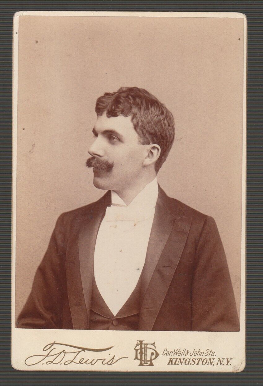 [71774] 1860-1880\'s CABINET CARD MAN in TUXEDO by F. D. LEWIS, KINGSTON, N. Y.