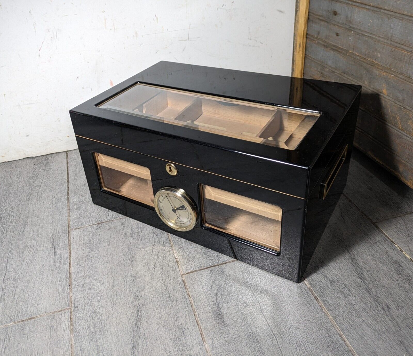 Black Lacquer Cigar Humidor - Glass Display