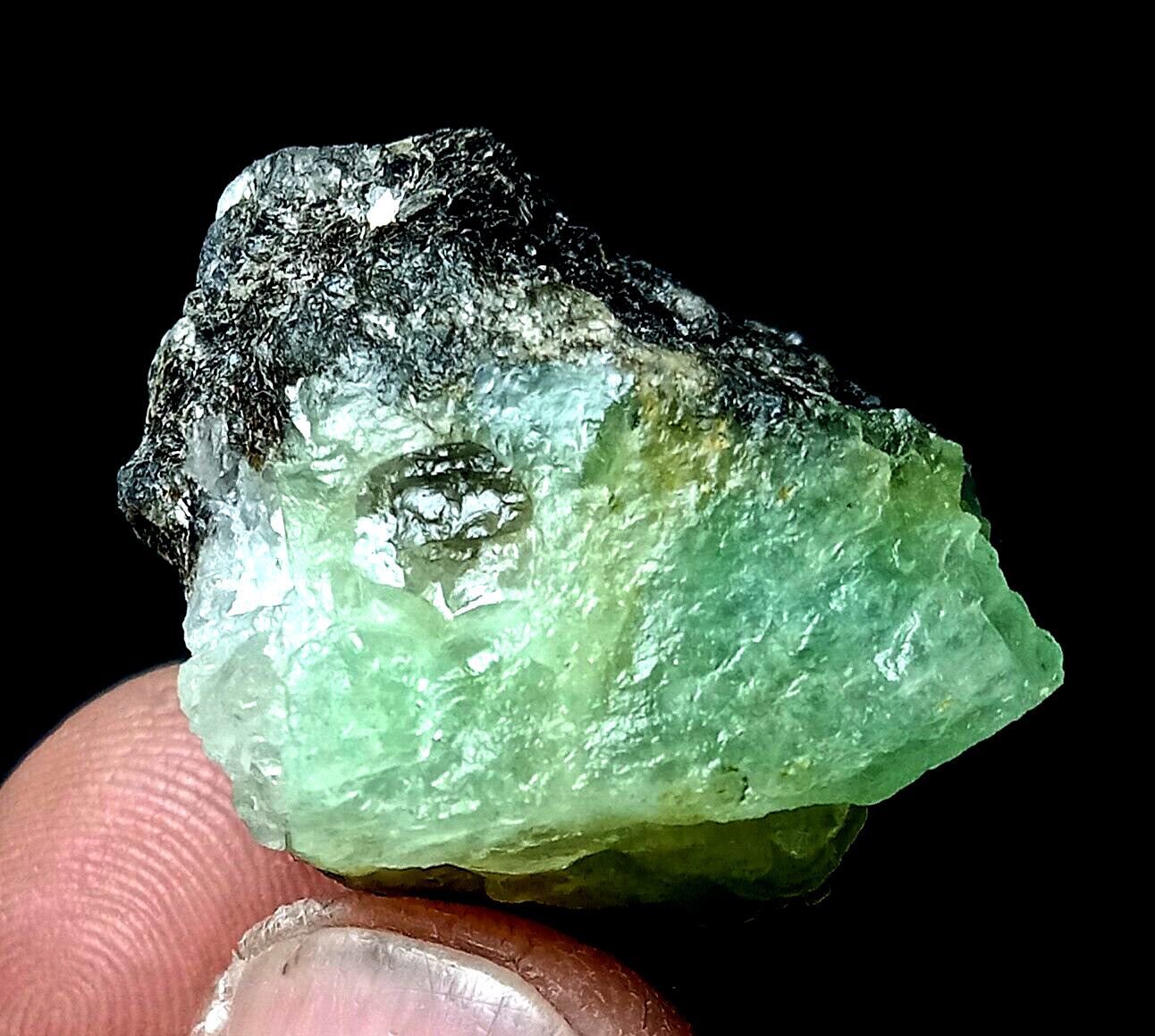 122 carat Beautiful Emerald crystal specimen from Chitral pak