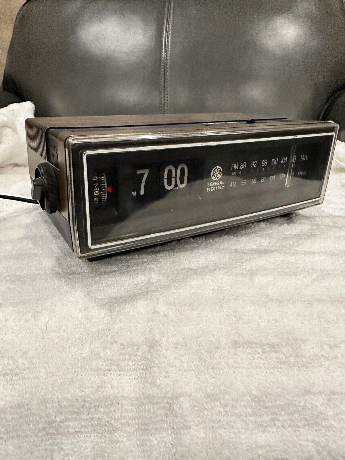 Vtg 1982 General Electric GE Flip Clock Radio Alarm Clock 7-4305F Tested WORKING