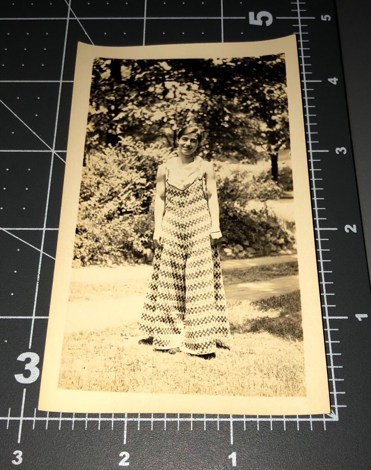 1930s Zig Zag Dress Design Fashion Woman Vintage Snapshot PHOTO