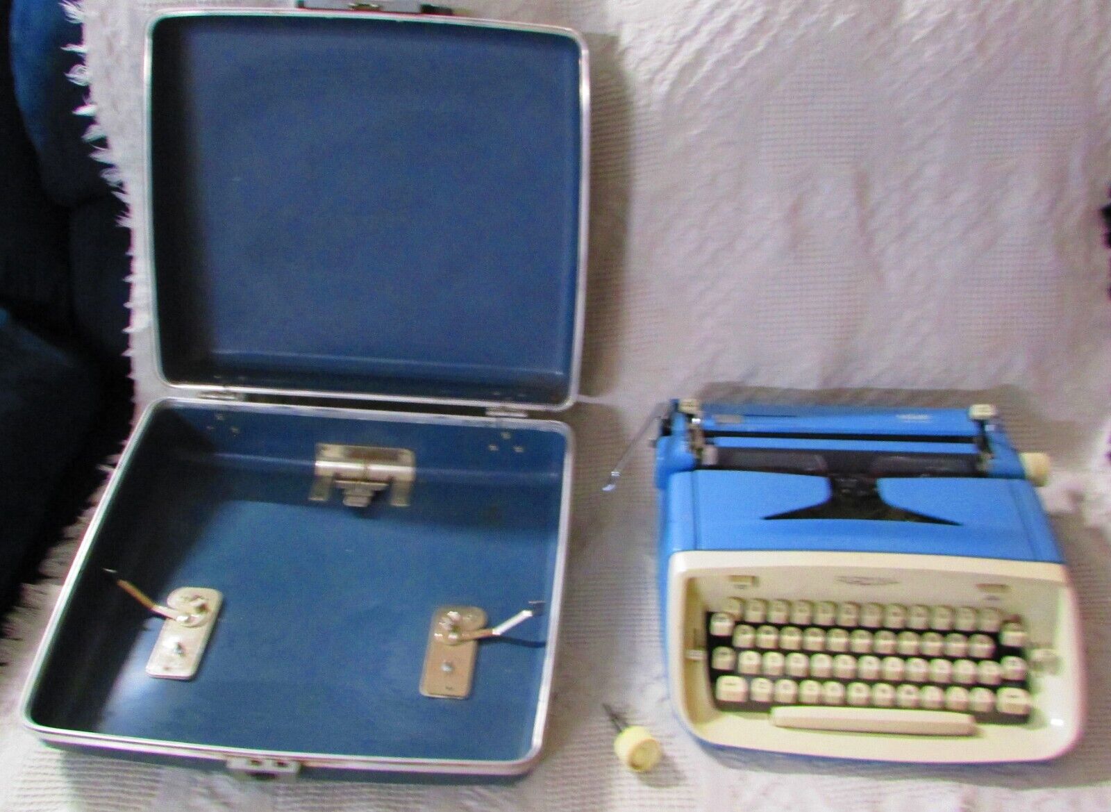 Vintage 1960\'s Royal Safari Baby Blue Portable Manual Typewriter W/ Hard Case. W