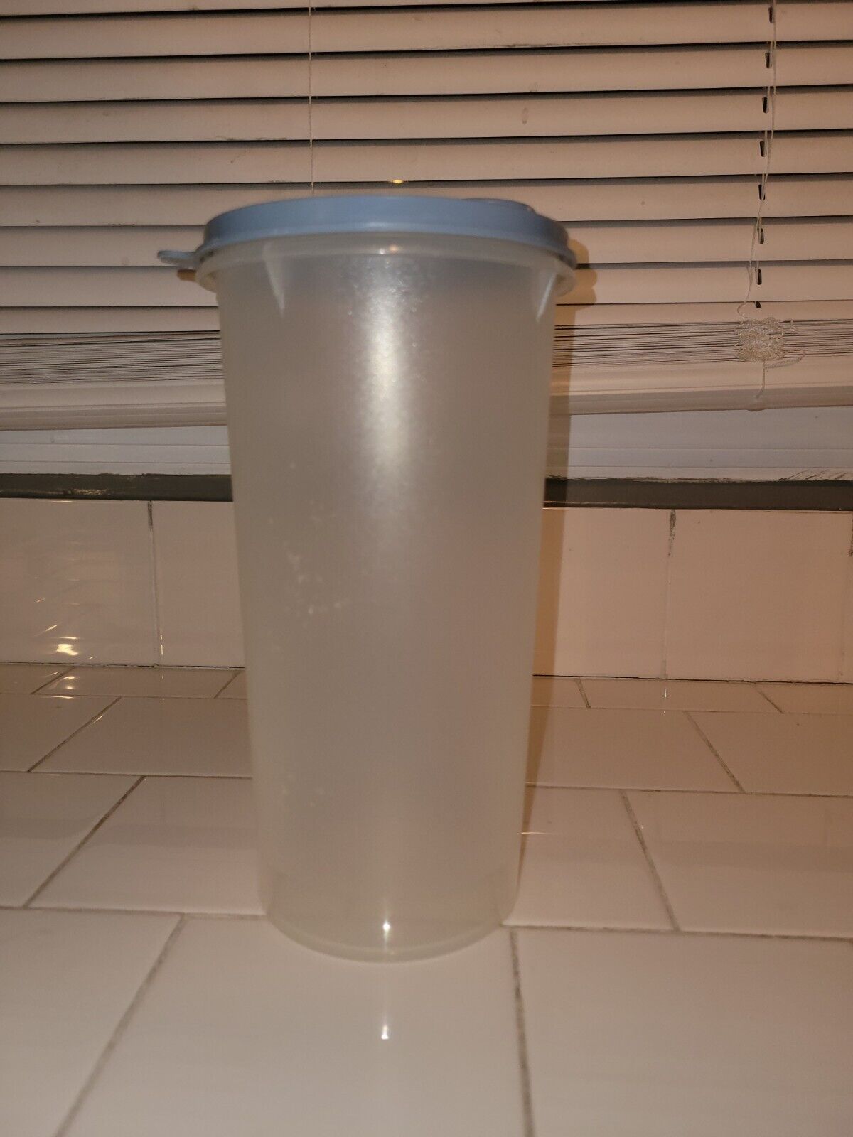 Vintage Tupperware 48 Ounce Pour and Store with Lid and Spout Cover