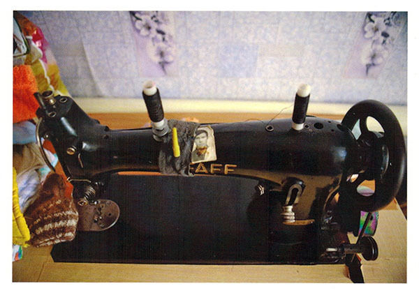 SOVIET SYMBOLS OF 60\'s: OLD SEWING MACHINE with photo... Russian postcard