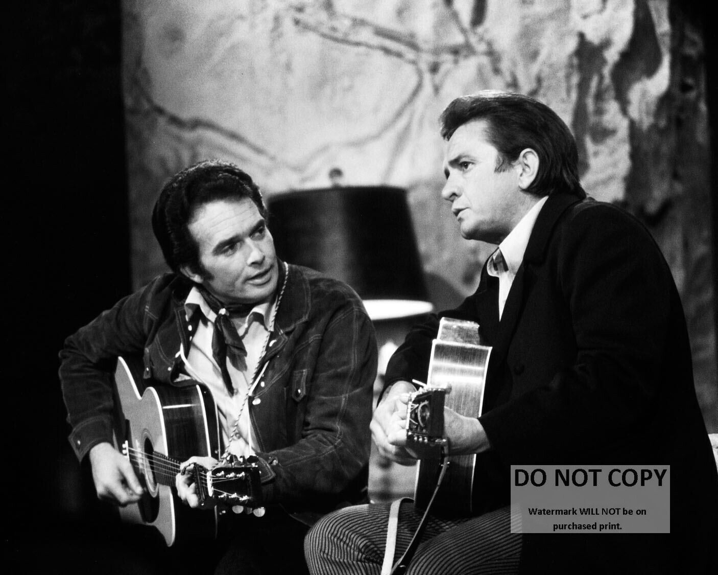 MERLE HAGGARD ON 'THE JOHNNY CASH SHOW' IN 1969 - 8X10 PUBLICITY PHOTO (AZ-038)