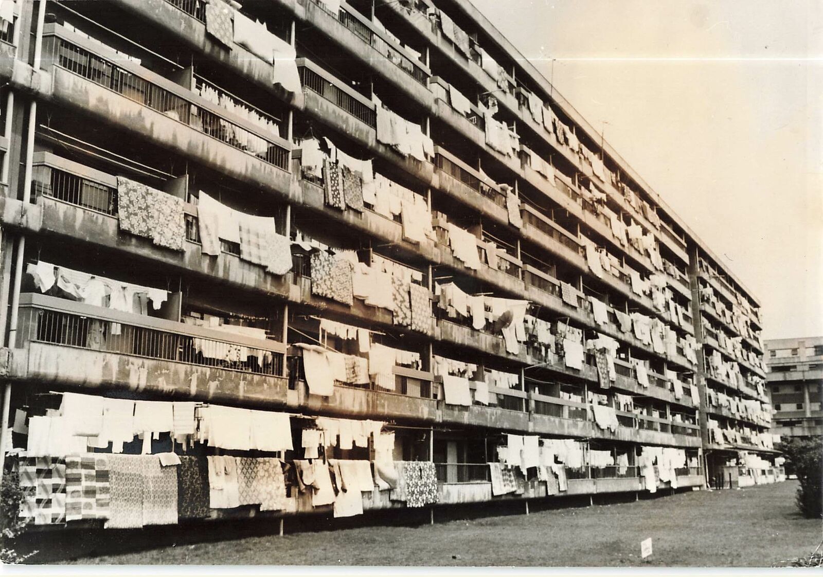 1970 Press Photo Akabane Tokyo Flats Air Drying Sheets Laundry on Balconies kg