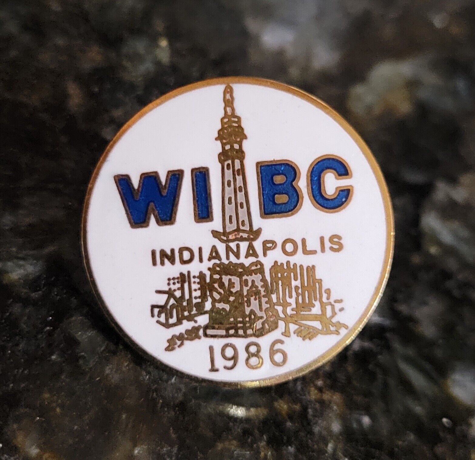 1986 WIBC Pin Indianapolis Round Gold Tone Metal Clutch Back Lapel Hat Jacket
