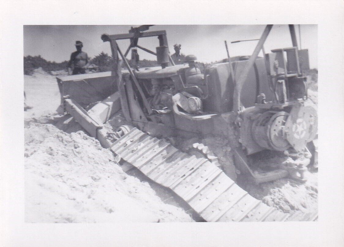 Original WWII Snapshot Photo SEABEES or ENGINEERS D-7 BULLDOZER Pacific PTO 986